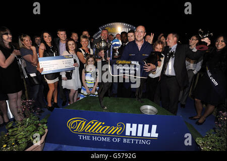 I collegamenti del levriero 'Blonde Snapper' celebrano la vittoria del William Hill Derby al Wimbledon Greyhound Stadium Foto Stock