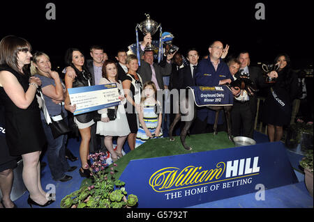 I collegamenti del levriero 'Blonde Snapper' celebrano la vittoria del William Hill Derby al Wimbledon Greyhound Stadium Foto Stock