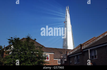 La luce del sole si riflette sullo Shard nel centro di Londra mentre i lavori continuano nell'edificio. Foto Stock