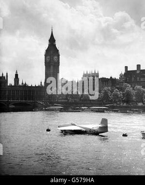 Guardando minuscolo sull'ampia distesa del Tamigi sotto l'imponente Big Big, l'elegante Saunders-Roe A1, l'unico combattente al mondo per imbarcazioni volanti a getto, è ormeggiato al largo della South Bank Exhibition, Londra. Foto Stock