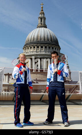 I due partner misti della Gran Bretagna, Imogen Bankier e Chris Adcock, sono nominati membri della squadra di badminton GB per competere ai Giochi Olimpici del 2012 durante una fotocellula alla London Stock Exchange di Londra. Foto Stock