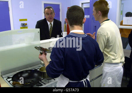 Martin Narey, Direttore Generale del Servizio di Prisone, parla con i giovani delinquenti durante una lezione di cucina nella nuova ala del Feltham Young Offenders Institution. *durante un discorso a Feltham all'apertura ufficiale della nuova unità per i giovani Sir David Ramsbotham, l'Ispettore capo delle prigioni ha rivelato come la sua ispezione nell'istituzione, che dovrebbe essere pubblicata in cinque settimane, abbia trovato miglioramenti significativi. Foto Stock