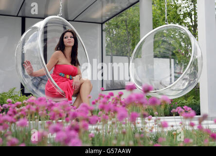 Magda Tatar dal Brasile nel giardino di Amach agus Isteach durante un'anteprima del Bloom in the Park Festival a Pheonix Park, Dublino. Foto Stock