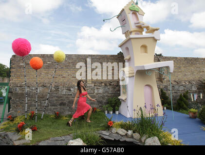 Magda Tatar dal Brasile in un giardino sponsorizzato da Glenisk Lorax durante un'anteprima del Bloom nel Park Festival a Pheonix Park, Dublino. Foto Stock