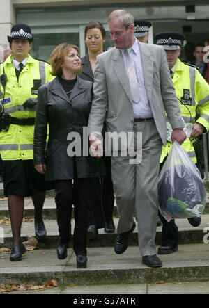 Dennis Yates, 57 anni, di Sandiacre, Derbyshire, lascia la corte dei magistrati di Milton Keynes, Bucks, con sua moglie, Valerie, dopo aver accusati di ricatto e aver ricevuto merci rubate. I reati sono presumibilmente accaduti dopo la scomparsa di una macchina nazista Enigma. *... valutato a 100,000, da una vetrina di vetro al Bletchley Park, Bucks, il 1° aprile. A Yates è stata concessa una cauzione incondizionata per ripresentarsi alla stessa corte il 15 gennaio. Foto Stock