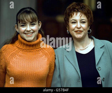 Il soprano bambino Charlotte Church (L) con sua madre, Maria, fuori dalla High Court di Londra, dove l'età di 14 anni e il suo ex manager Jonathan Shalit hanno risolto la loro polemica da milioni di sterline che ha posto fine alla amara battaglia della corte, iniziata il 21/11/00. * dopo una mattinata di lotte legali tra le parti, Charlotte, tornò in tribunale per gettare le braccia intorno al suo barrister, Richard Englehart, QC, e lo baciò in gratitudine. 03/01/01: Charlotte apre la vendita di gennaio di Harrods, a Knightsbridge di Londra. Foto Stock