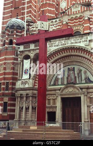 La Millennium Cross alta 15 metri (50 piedi) fuori dalla Cattedrale di Westminster nel centro di Londra. La croce, che segna 2000 anni di cristianità, sarà dedicata nella prima settimana di Avvento. La croce pesa quattro tonnellate e mezzo. *... ed è stato progettato da Alan Dodd e fabbricato da Messers Kennedy Clayton di Dewsbury, Lancashire. 17.06.02: La struttura di quattro tonnellate e mezzo stava per trasferire il monastero benedettino di Ampleforth Abbey nel nord dello Yorkshire, dove il defunto arcivescovo di Canterbury Cardinale Basil Hume era un monaco e poi abate dal 1963 al 1976. Foto Stock