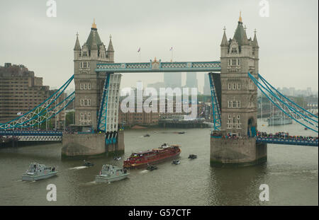 Lo Spirit of Chartwell passa sotto il Tower Bridge sul Tamigi, Londra, durante il concorso Diamond Jubilee River. Foto Stock