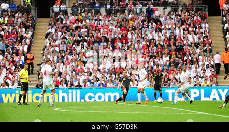 Calcio - International friendly - Inghilterra / Belgio - Stadio di Wembley. L'Eden Hazard del Belgio spara Foto Stock