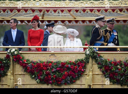 Catherine, Duchessa di Cambridge, Camilla, Duchessa di Cornovaglia, Regina Elisabetta II, Principe Filippo, Duca di Edimburgo e Principe Carlo, Principe di Galles, si trovano insieme sulla chiatta reale "Spirito di Chartwell" durante il Tamigi Diamond Jubilee Pageant sul Tamigi a Londra. Foto Stock