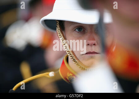 La band dei Royal Marines si esibisce durante il Diamond Jubilee River Pageant sul Tamigi, Londra. Foto Stock