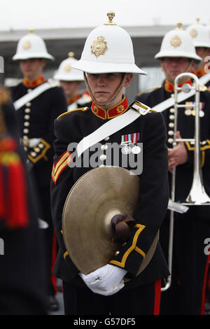 La Band of the Royal Marines aspetta di esibirsi durante il Diamond Jubilee River Pageant sul Tamigi, Londra. Foto Stock