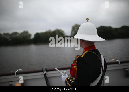 La Band of the Royal Marines aspetta di esibirsi durante il Diamond Jubilee River Pageant sul Tamigi, Londra. Foto Stock