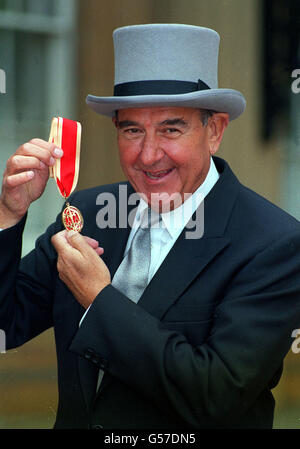 Sir Colin Cowdrey dopo aver ricevuto la sua Knighthood. L'ex capitano del Kent e dell'Inghilterra Lord Cowdrey di Tonbridge è morto dopo una lunga malattia. Il leggendario battitore, che ha subito un ictus in luglio, è morto a casa sua nelle prime ore di oggi. Aveva 67 anni. * Lord Cowdrey è stato il quarto giocatore inglese con il punteggio più alto nella storia dei test, con 7,264 corse dai suoi 114 test, e ha segnato 22 secoli. Foto Stock