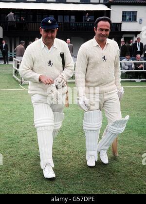 COLIN COWDREY 1968: Colin Cowdrey (a sinistra), il capitano del cricket Kent e dell'Inghilterra, e Stuart Leary che si batte per Kent contro Essex a Romford. Foto Stock