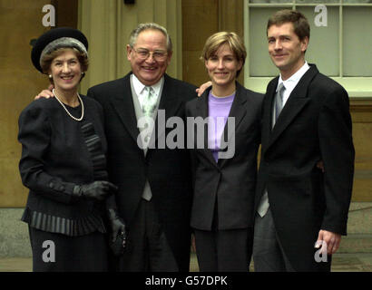 Governatore della Banca d'Inghilterra Sir Edward George con il figlio Julian, la figlia Alexandra e la moglie Vanessa a Buckingham Palace dopo aver ricevuto una cavighthood dalla Regina. * conosciuto fino ad ora come Eddie, il nuovo cavaliere di Threadneedle Street disse che sua moglie - ora Lady George - aveva sempre preferito che la gente lo chiamasse Edward. Foto Stock