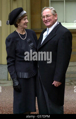 Governatore della Banca d'Inghilterra Sir Edward George con sua moglie Vanessa a Buckingham Palace dopo aver ricevuto un cavaliere dalla Regina. * conosciuto fino ad ora come Eddie, il nuovo cavaliere di Threadneedle Street disse che sua moglie - ora Lady George - aveva sempre preferito che la gente lo chiamasse Edward. Foto Stock