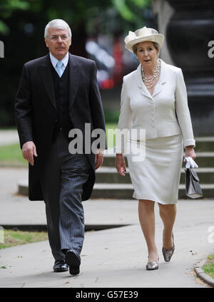 L'ex primo Ministro Sir John Major e sua moglie norma arrivano alla Cattedrale di St Paul a Londra, per un servizio di ringraziamento in occasione del Giubileo dei Diamanti della Regina. Foto Stock