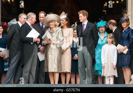 I membri della famiglia reale (da sinistra a destra) il Principe Andrew, il Principe di Galles, il Duca di Cambridge, la Duchessa di Cornovaglia, la Duchessa di Cambridge, il Principe Harry, la Principessa reale, Lady Louise Windsor, Conte di Wessex e la Contessa Sophie di Wessex sui gradini della Cattedrale di San Paolo, Nel centro di Londra, dopo un servizio di ringraziamento. Foto Stock