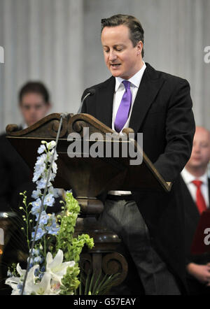 Il primo Ministro David Cameron legge durante il servizio di ringraziamento per il Giubileo dei Diamanti della Regina Elisabetta II, nella Cattedrale di St Paul, Londra. Foto Stock