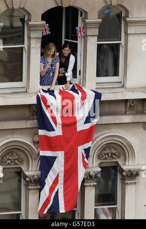 Le folle guardano mentre la motocicletta reale passa lungo Parliament Street, a Londra. Foto Stock