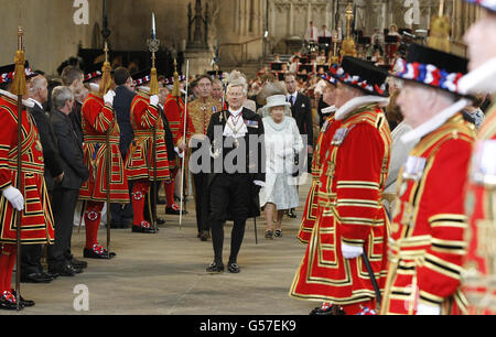 La regina Elisabetta II lascia Westminster Hall dopo un pranzo a Diamante Giubileo dato per la regina dalle compagnie livrea della città di Londra. Foto Stock