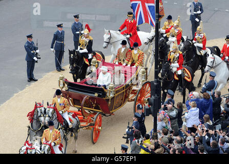 La regina Elisabetta II viaggia in carrozza a Buckingham Palace con Camilla, la Duchessa di Cornovaglia e il Principe Carlo, il Principe del Galles dopo un pranzo alla Westminster Hall di Londra. Foto Stock