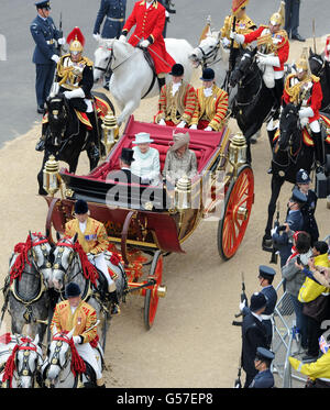 La regina Elisabetta II viaggia in carrozza a Buckingham Palace con Camilla, la Duchessa di Cornovaglia e il Principe Carlo, il Principe del Galles dopo un pranzo alla Westminster Hall di Londra. Foto Stock