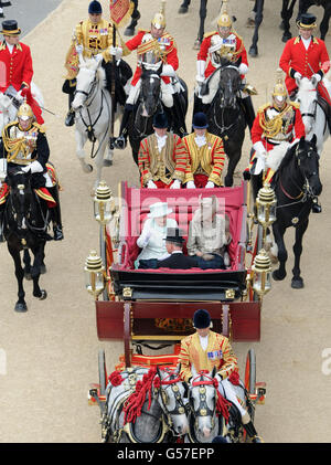 La regina Elisabetta II viaggia in carrozza a Buckingham Palace con Camilla, la Duchessa di Cornovaglia e il Principe Carlo, il Principe del Galles dopo un pranzo alla Westminster Hall di Londra. Foto Stock