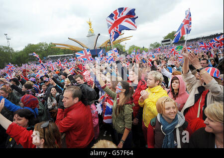 La folla di fronte a Buckingham Palace a Londra fa le bandiere mentre la regina Elisabetta II fa un'apparizione sul balcone per le sue celebrazioni del Giubileo del Diamante. Foto Stock