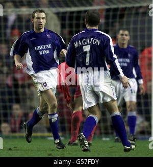 Marcus Stewart (L) di Ipswich Town celebra il punteggio con il compagno di squadra Jim Magilton durante la partita di premiership fa ad Anfield. Punteggio finale: Liverpool 0 Ipswich Town 1. Foto Stock