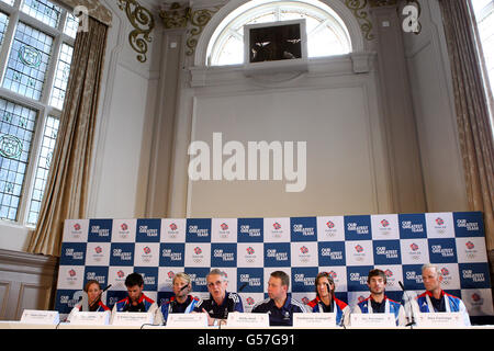 Helen Glover (coppia donna), Tom James (uomo quattro), Andrew Triggs-Hodge (uomo quattro), David Tanner (GB Performance Director), Andy Hunt (GB Chef de Mission), Katherine Grainger (doppio scull donna), Zac Purchase (doppio scull uomo leggero) e Alex Partridge (uomo otto) Durante un annuncio del team all'Harte and Gatter Hotel, Windsor. Foto Stock