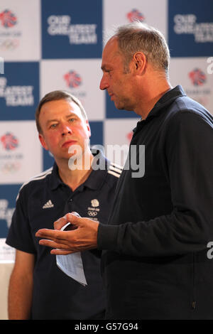 Andy Hunt (GB Chef de Mission) parla con l'ex vogatore Sir Steve Redgrave (a destra) durante un annuncio di squadra all'Harte and Garter Hotel di Windsor. Foto Stock