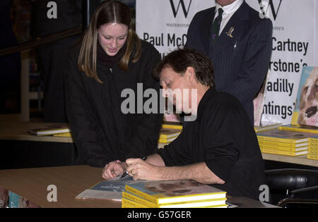 Sir Paul McCartney con una copia del suo libro 'Paul McCartney Paintings', presso il ramo Piccadilly di Waterstones. Il libro contiene oltre 80 riproduzioni delle diverse centinaia di tele che ha creato sin dall'inizio della sua pittura all'inizio degli anni '80. Foto Stock