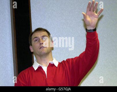 Pete Goss, skipper del catamarano Pollato Team Philips durante una conferenza stampa a Heathrow. Goss, 38 anni, e il suo equipaggio arrivò a Heathrow intorno alle 7 del mattino su un volo dal Canada giorni dopo essere stati costretti ad abbandonare la gigantesca barca in onde montane nel Nord Atlantico. Foto Stock