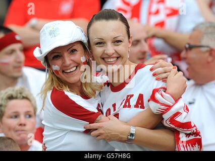 Calcio - UEFA euro 2012 - Gruppo A - Polonia / Grecia - Stadio Nazionale. Due tifosi polacchi mostrano il loro sostegno nelle tribune prima del calcio d'inizio Foto Stock