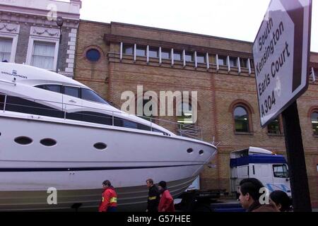 La V65 di Princess sulla sua strada per Earls Court per il London Boat Show 2001. Le barche sono state manovrate dal Tamigi, poi da low-loader attraverso le strade della capitale fino al centro espositivo, per l'inizio della mostra il 4 gennaio 2001. Foto Stock