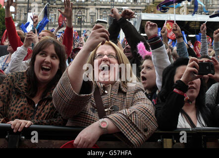 Fan come Emeli Sande canta al concerto Olimpic Torch Relay di George Sq, Glasgow. Foto Stock