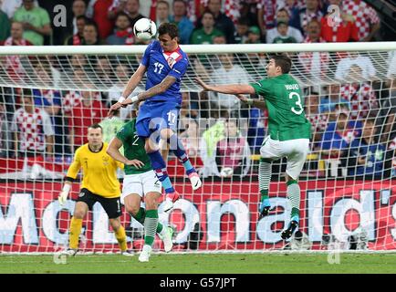 Mario Mandzukic (a sinistra) della Croazia e Stephen Ward della Repubblica d'Irlanda in azione Foto Stock