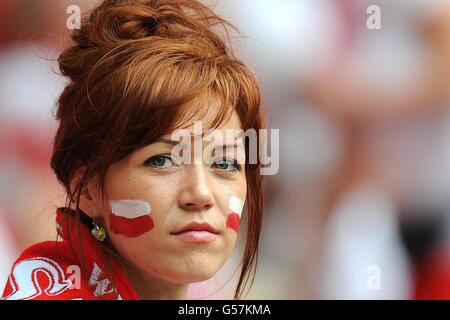 Un fan polacco mostra il supporto per il suo team in stand Foto Stock