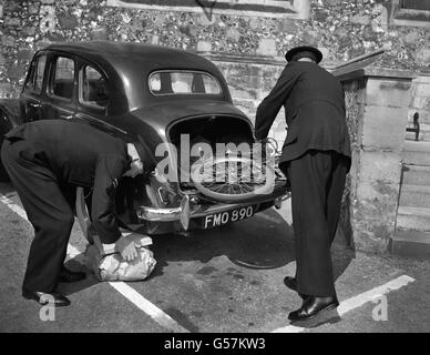 Il processo si è aperto a Winchester di John Straffen, inmate di 22 anni della Broadmoor Institution, accusato dell'assassinio di Linda Bowyer, di 5 anni, di Farley Hill, Berkshire. La foto mostra mostre nel caso in cui arrivino in tribunale. Comprendevano un ciclo per bambini e dei fasci di vestiti. Foto Stock