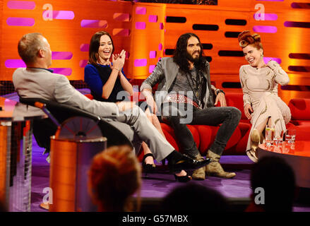 (Da sinistra a destra) host Graham Norton, Emily Blunt, Russell Brand e Paloma Faith durante le riprese dello spettacolo Graham Norton presso i London Studios di Londra. Foto Stock