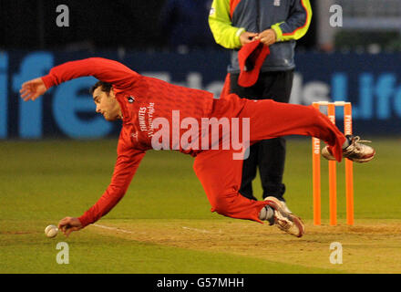 Cricket - Friends Life T20 - Midlands Group - Derbyshire Falcons / Lancashire Lightning - County Ground. Stephen Parry di Lancashire Lightning si tuffa per fermare la palla Foto Stock