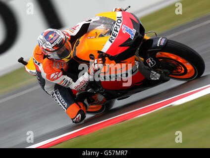 Casey Stoner australiana sulla Repsol Honda durante le prove a Silverstone, Northamptonshire. Foto Stock