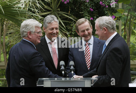 (Sinistra - destra) Tanaiste Eamon Gilmore, Irlanda del Nord primo Ministro Peter Robinson, Taoiseach Enda Kenny e Vice primo Ministro Martin McGuinness nel Conservatorio di vetro della Farmleigh House a Phoenix Park, Dublino, alla conferenza stampa che segue il Consiglio ministeriale Nord Sud (NSMC). Foto Stock