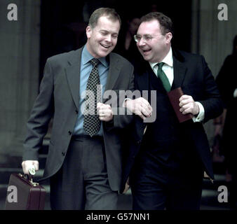 Jonathon Shalit (R), ex direttore del bambino soprano Charlotte Church, e il suo avvocato Brian Howard lasciare la Corte alta, a Londra, la soluzione della disputa amara tra Miss Church e MR Shalit è stato rubber-timbrato dopo un'audizione privata. * l'onorevole Justice Evans-LLombe, concordando con l'accordo, ha dichiarato in una breve audizione pubblica di aver approvato i termini che ora hanno portato alla fine della questione Foto Stock