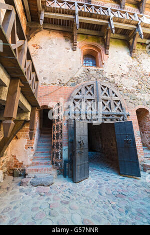 TRAKAI, Lituania - 8 giugno 2016: Vista Castello di Trakai sull isola di Trakai che costruita nel XIV secolo da Kestutis Foto Stock