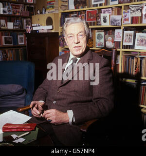 C. DAY-LEWIS 1968: Cecil Day-Lewis, il nuovo poeta Laureate, nella sua casa di Greenwich, Londra. Foto Stock