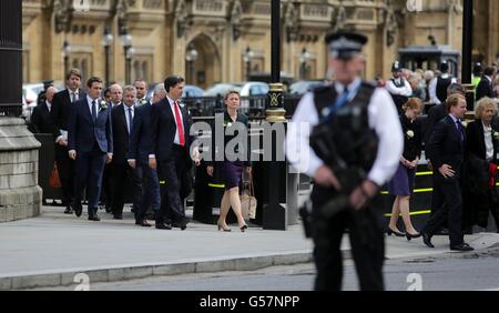 Ex leader laburista ed Milliband (posteriore, centro sinistra) e Shadow Home Secretary Yvette Cooper (posteriore, centro) processo da Le Case del Parlamento alla Chiesa di St Margaret, Londra, per un servizio di preghiera e di ricordo per commemorare Jo Cox MP. Foto Stock