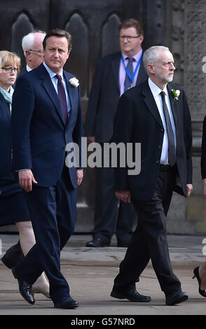 Nota del redattore raccolto alternativo il Primo Ministro David Cameron e leader laburista Jeremy Corbyn processo da Le Case del Parlamento alla Chiesa di St Margaret, Londra, per un servizio di preghiera e di ricordo per commemorare Jo Cox MP. Foto Stock